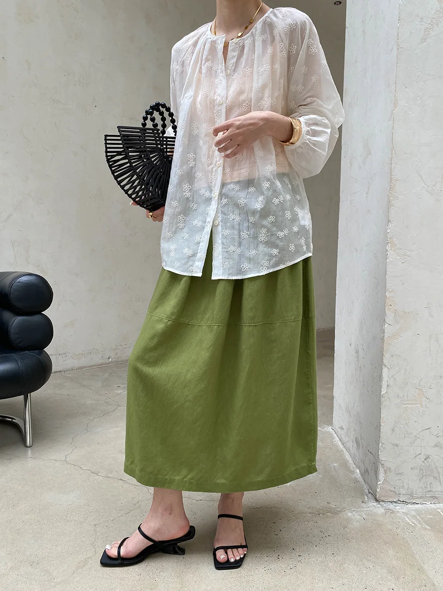 Sommerliches Damen-Set mit einfarbigem, französisch besticktem Blumenhemd und Trägern – Detail 8