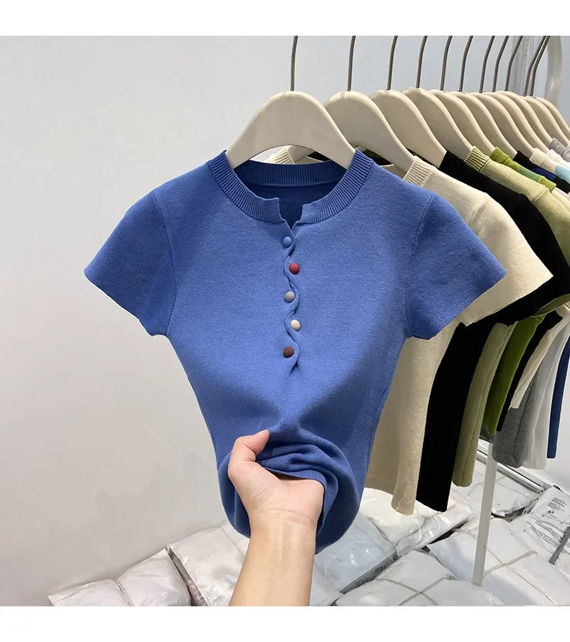 Trendiges, figurbetontes, kleinblaues Strick-Top, Sommer 2026, Dopamin-farbige Knöpfe, schmales Kurzarm-T-Shirt für Damen – Detail 1