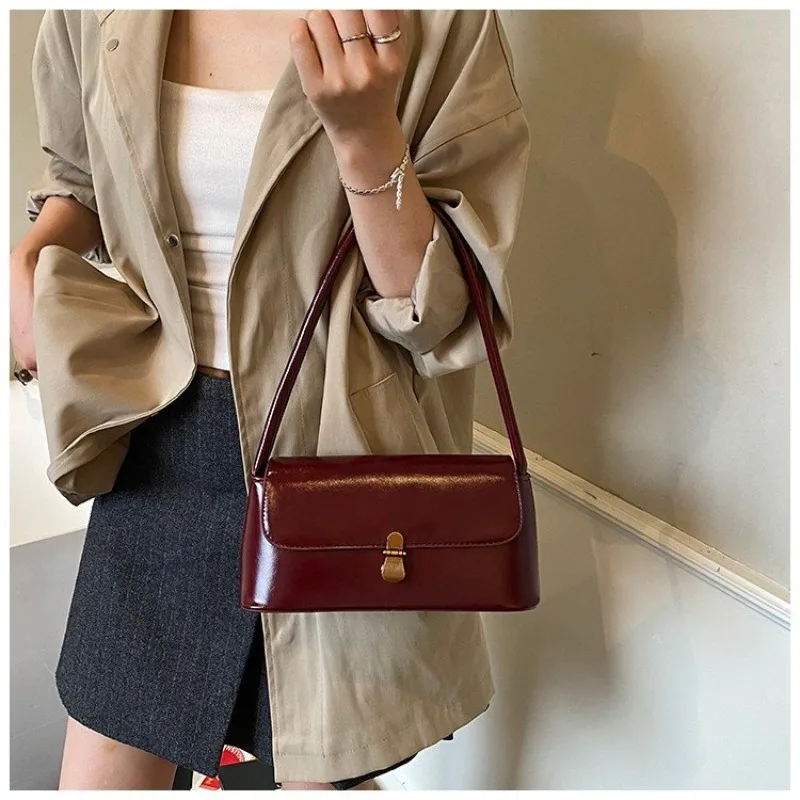 Minimalist Chic Large Capacity Diaper Bags For Women Elegant Leather Shoulder Bag Classic Designer Commuter Bag Stylish
