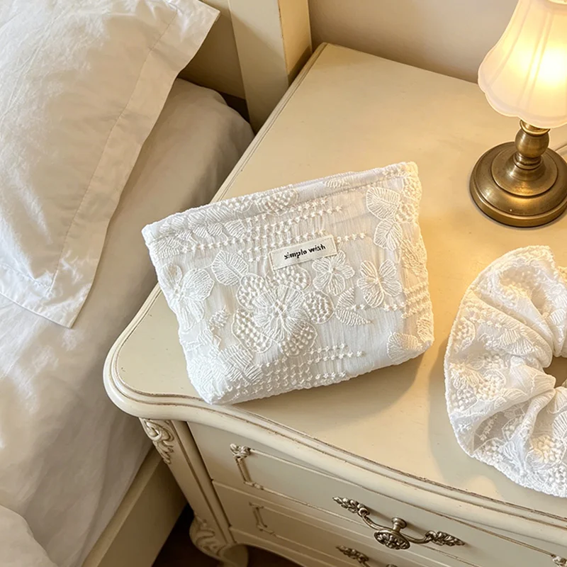 Elegant White Lace Makeup Bag Zippered  Cosmetic Pouch Multi-purpose Lipstick Headphone Storage Travel