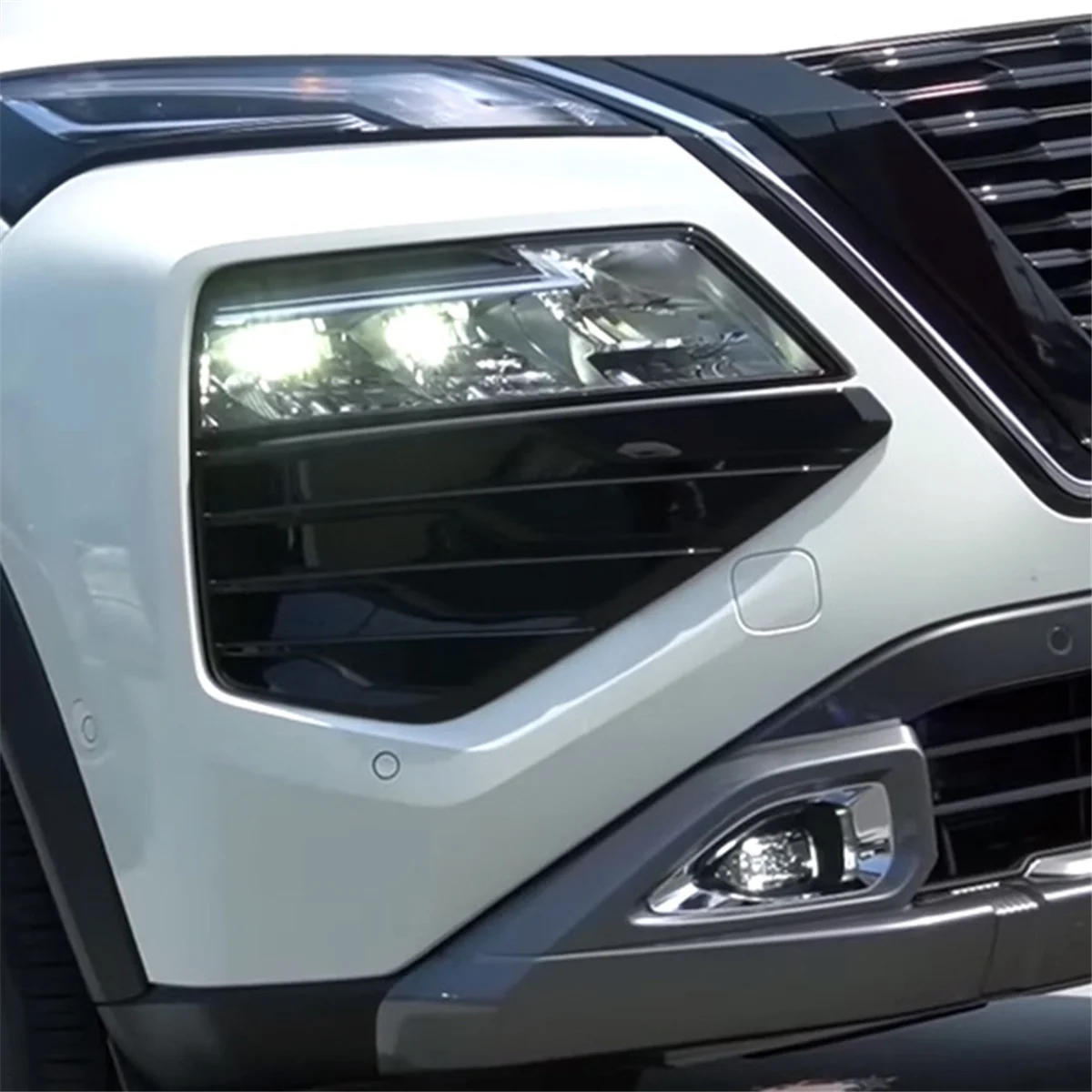 الكلاسيكية لنيسان روج X-Trail T33 2022 2023 الأسود الجبهة فوجليت الوفير غطاء الكسوة فوجليت الديكور ملصق دائري التصميم