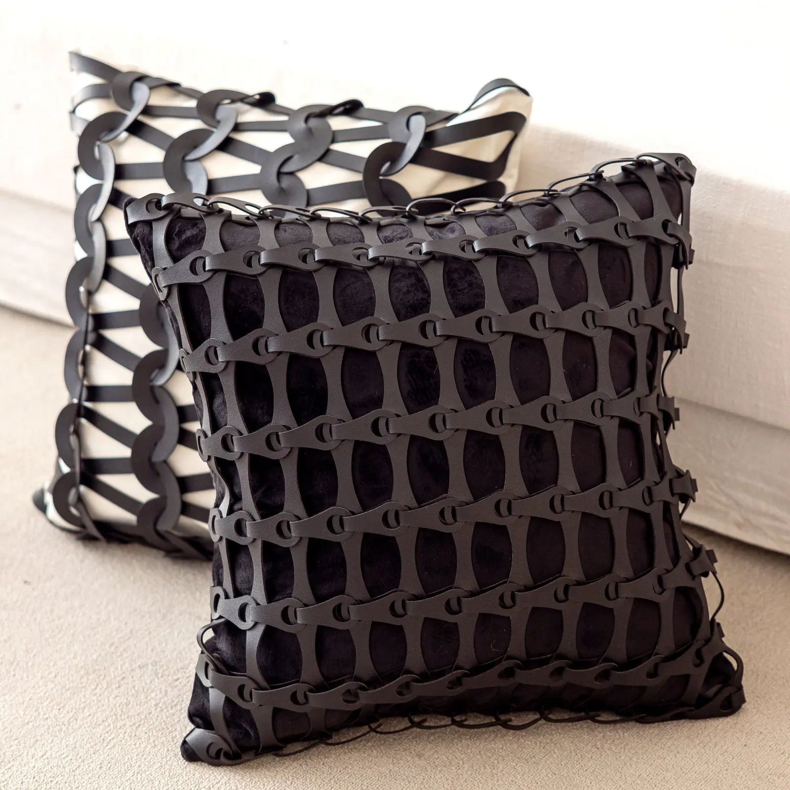 

Роскошная наволочка 45x45 см, черно-белая наволочка из искусственной кожи с пряжкой и цепочкой для дома, отеля, дивана-кровати, наволочка