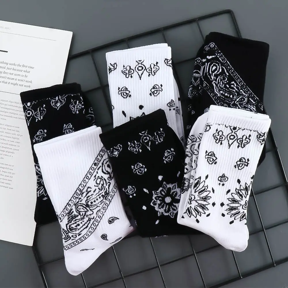 Black White Cotton Funny Flower Socks Bandanna Paisley West Coast Hiphop Street Skate Middle Tube Hosiery Skateboard Men Socks