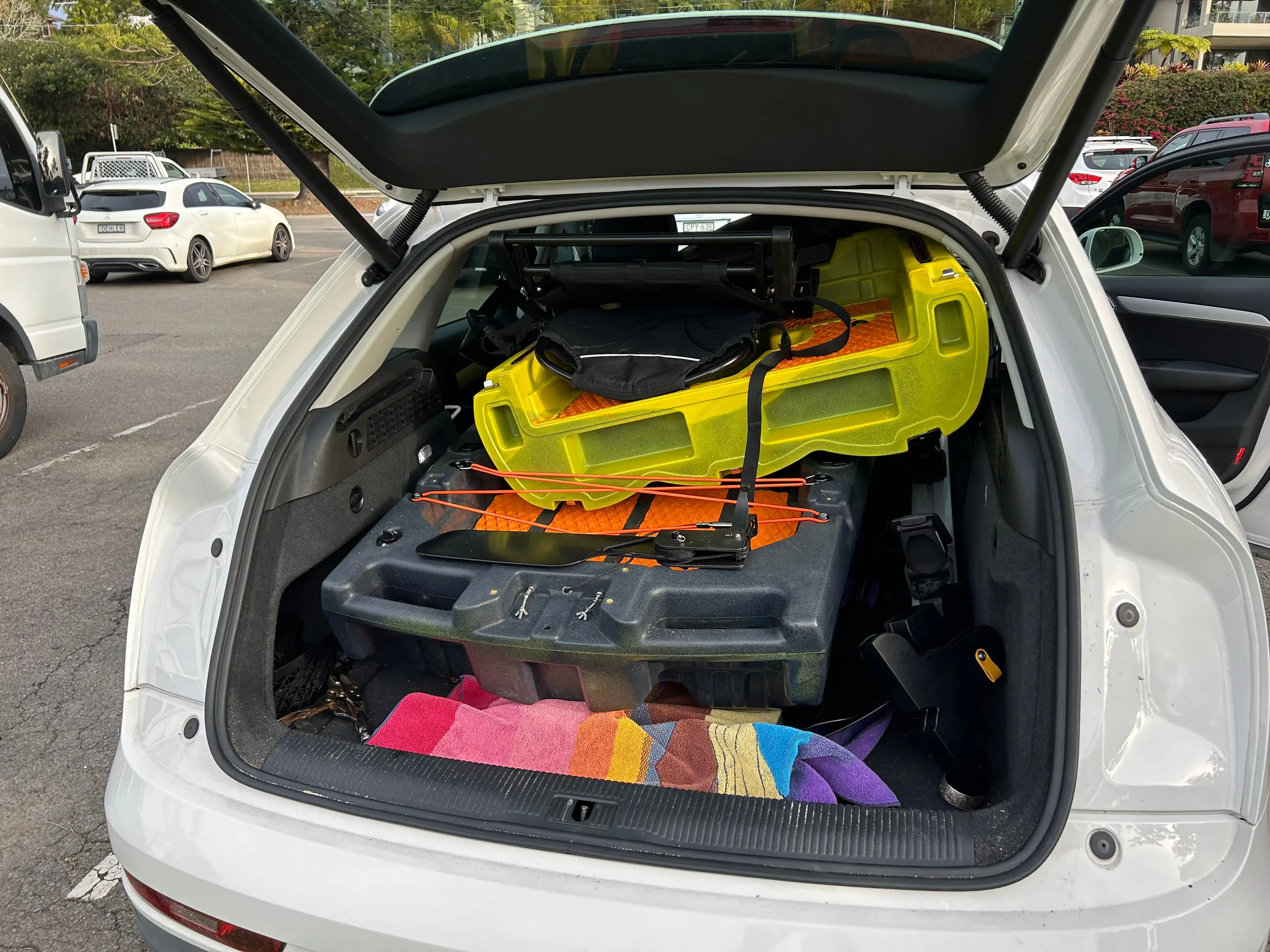 モジュール式9フィートソロペダルカヤックHDPEハルカヌー、ツーリング、湖釣り用、耐久性、耐衝突性アルミシート、カスタムオプション付き