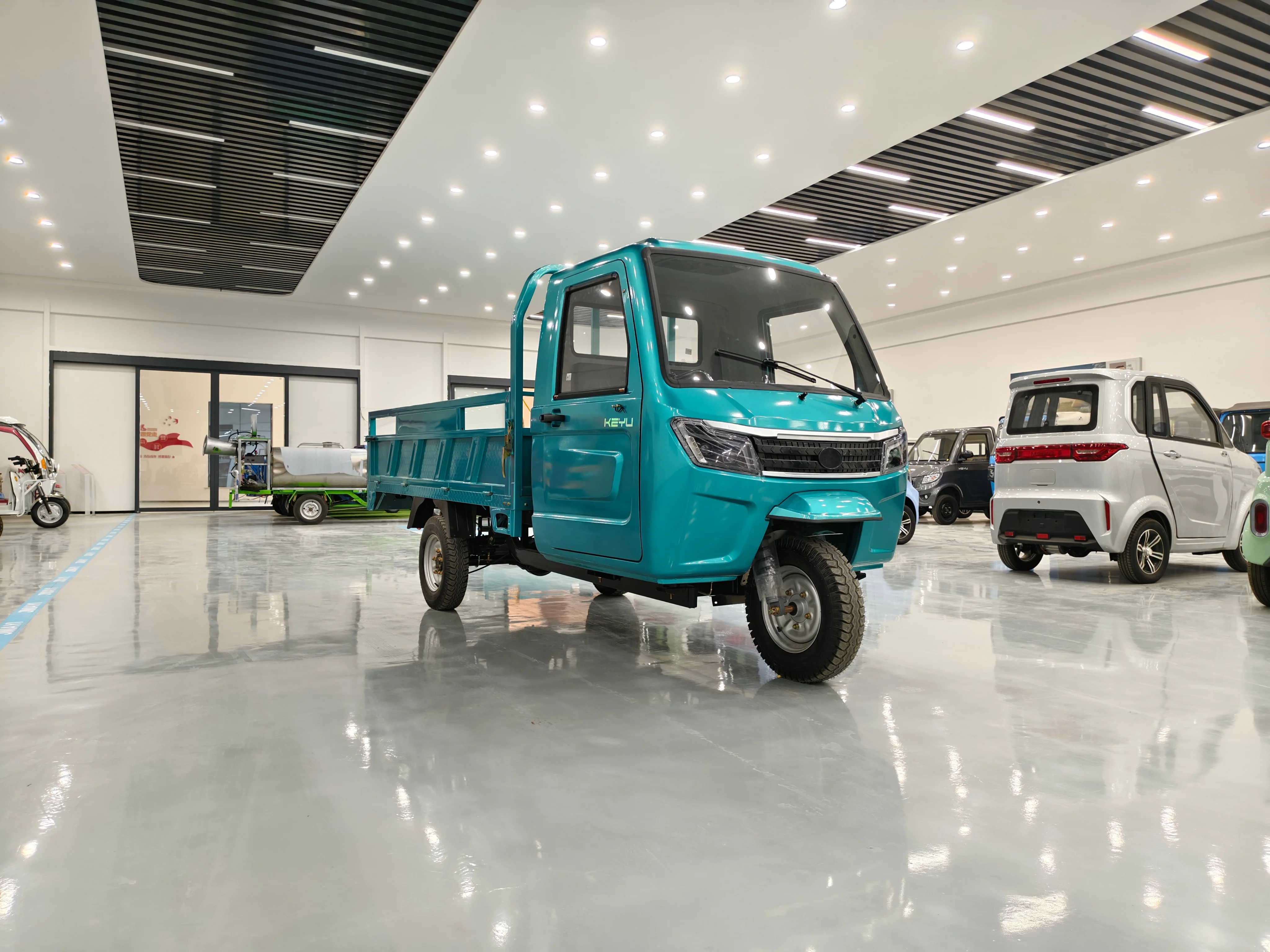 Exclusive 3-Wheel Hand-held Steering Electric Tricycle Open Body Dump Truck with 700KG Payload 100-130km Range for Freight
