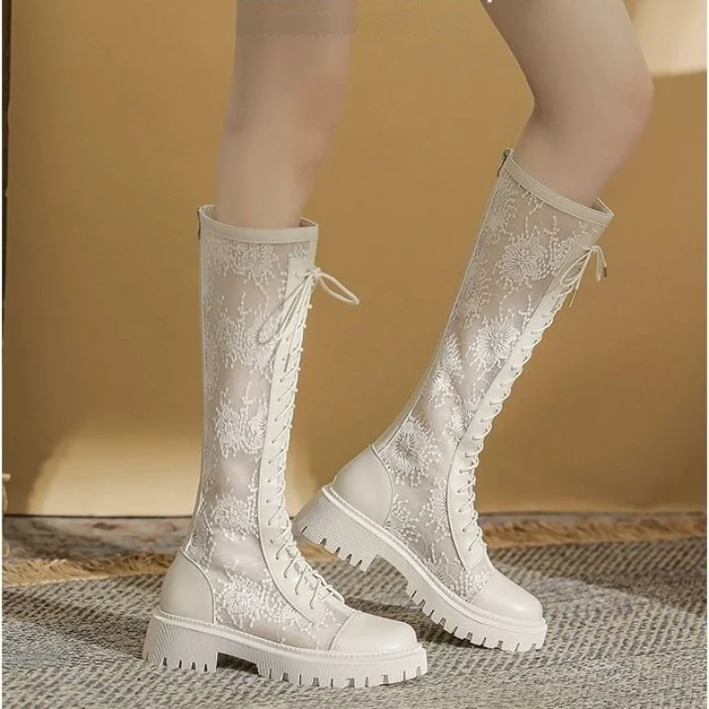 Damen Sommerstiefel aus Spitze und Mesh, kniehoch, mit Blumenstickerei, hohler Plateauabsatz, klobiger Absatz, Schnürung, atmungsaktiv, lange Stiefel – Detail 2