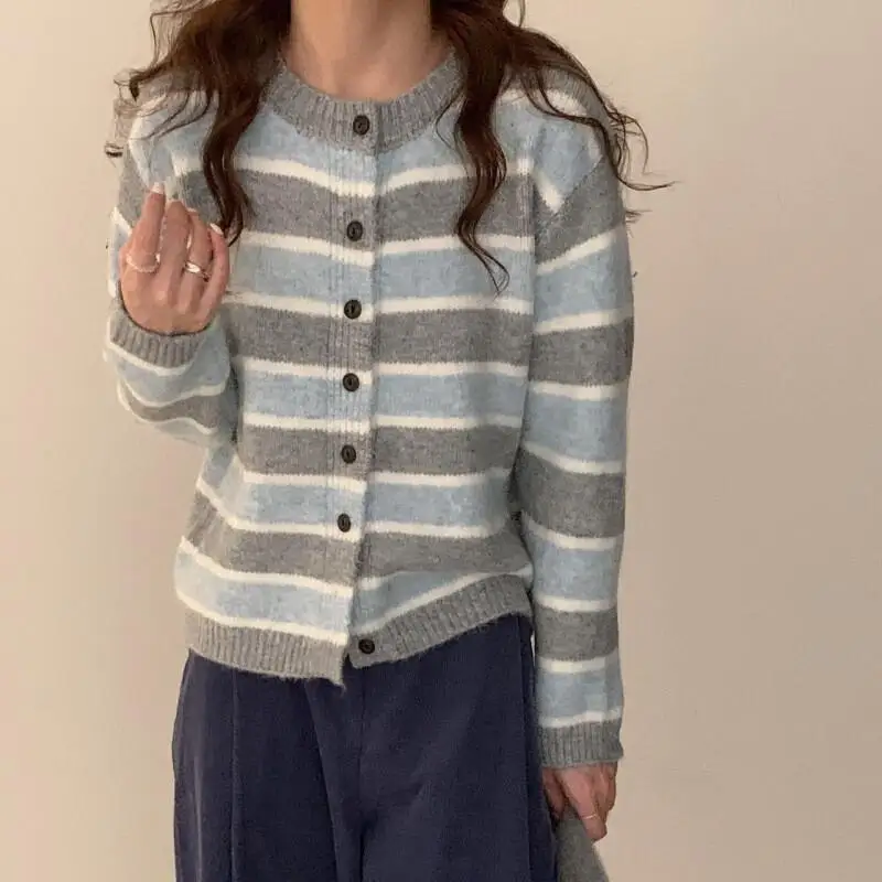 Japoński sweter rozpinany w stylu retro z blokami kolorów i paskami, damski, jesienno-zimowy, nowy, luźny, z okrągłym dekoltem, dzianinowa bluzka, uroczy, kawaii.