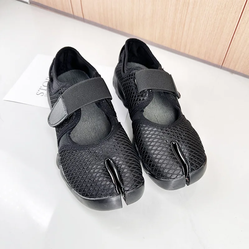 

Tabi/Новая модная обувь с пряжкой на ремне, женская обувь с разделенным носком, кроссовки на мягкой подошве, кроссовки Мэри Джейн на липучке, повседневная обувь для женщин