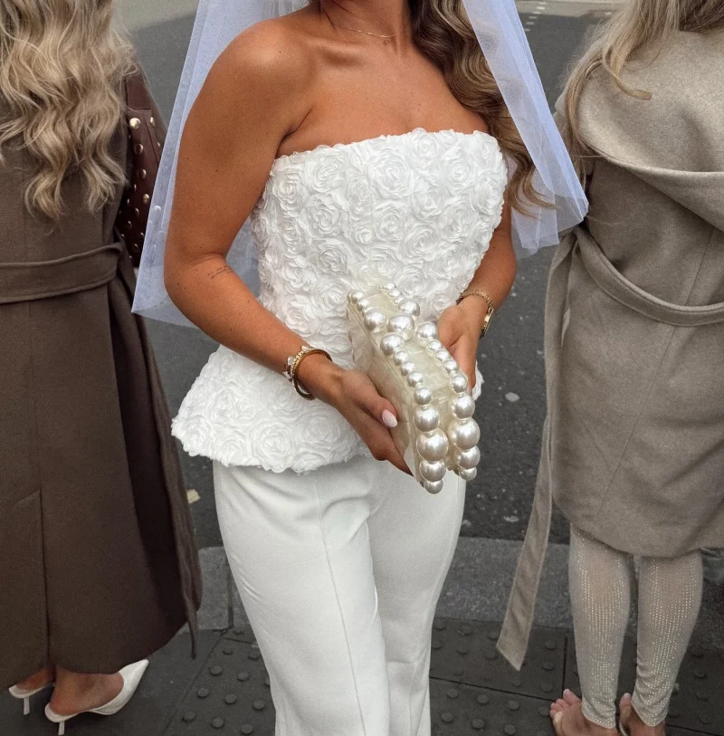 ชุดเซ็ทกางเกงขายาวทรงตรงเอวสูงสุดหรูหราแบบสั่งตัดพิเศษ เสื้อกั๊กสั้นทรงเข้ารูปเปิดไหล่ประดับดอกไม้ 3 มิติ สไตล์เก๋ไก๋ ชุดใหม่สำหรับงานปาร์ตี้และคลับ