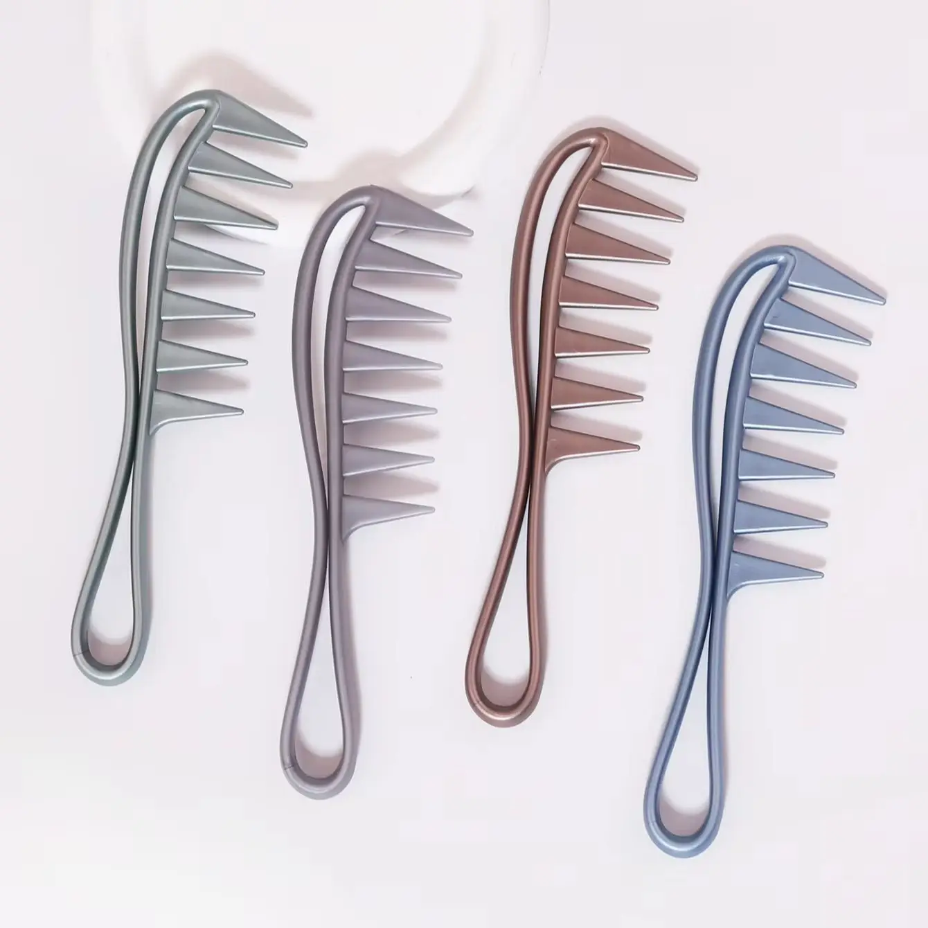 

1 шт. широкая зубчатая расческа, отшелушивающая расческа для влажных волос, подходит для парикмахерских и домашнего использования. Специально для настоящих париков из волос.