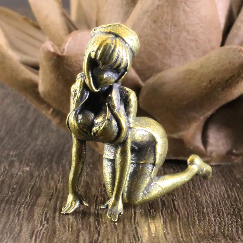 

Antique-style small bronze statue of a kneeling female figure, suitable for desk, office or car decoration, a fine handicraft.