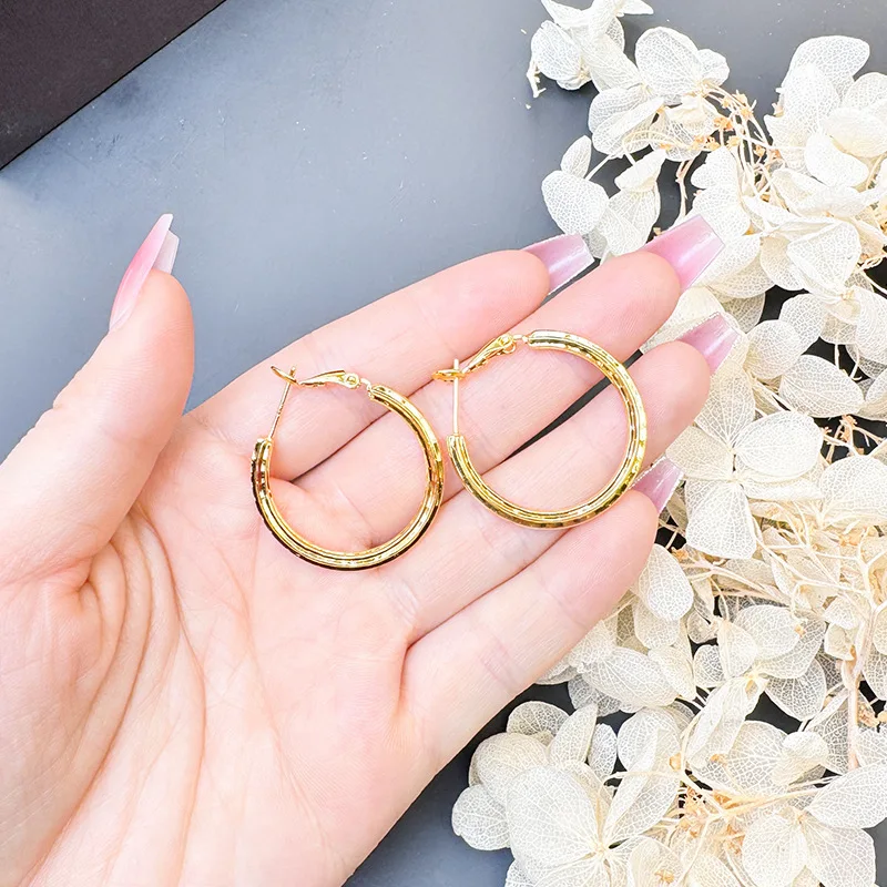 Heartwarming gift choice for all celebrations, women's Minimalist Earrings produced under standard 24K Gold AU999 specifications