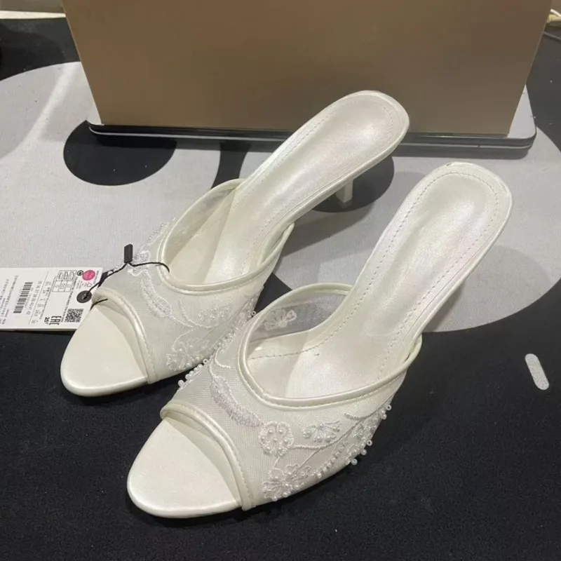 

Роскошные женские сандалии с открытым носком и вышивкой из бисера, брендовый дизайн, элегантные летние слипоны на белой сетке, женские туфли на высоком каблуке