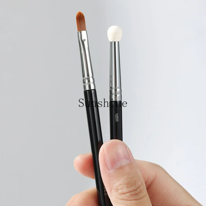 Double head concealer, bristles, sponge, tear furrows, dark circles, fingertips, details, flat head concealer, makeup brush