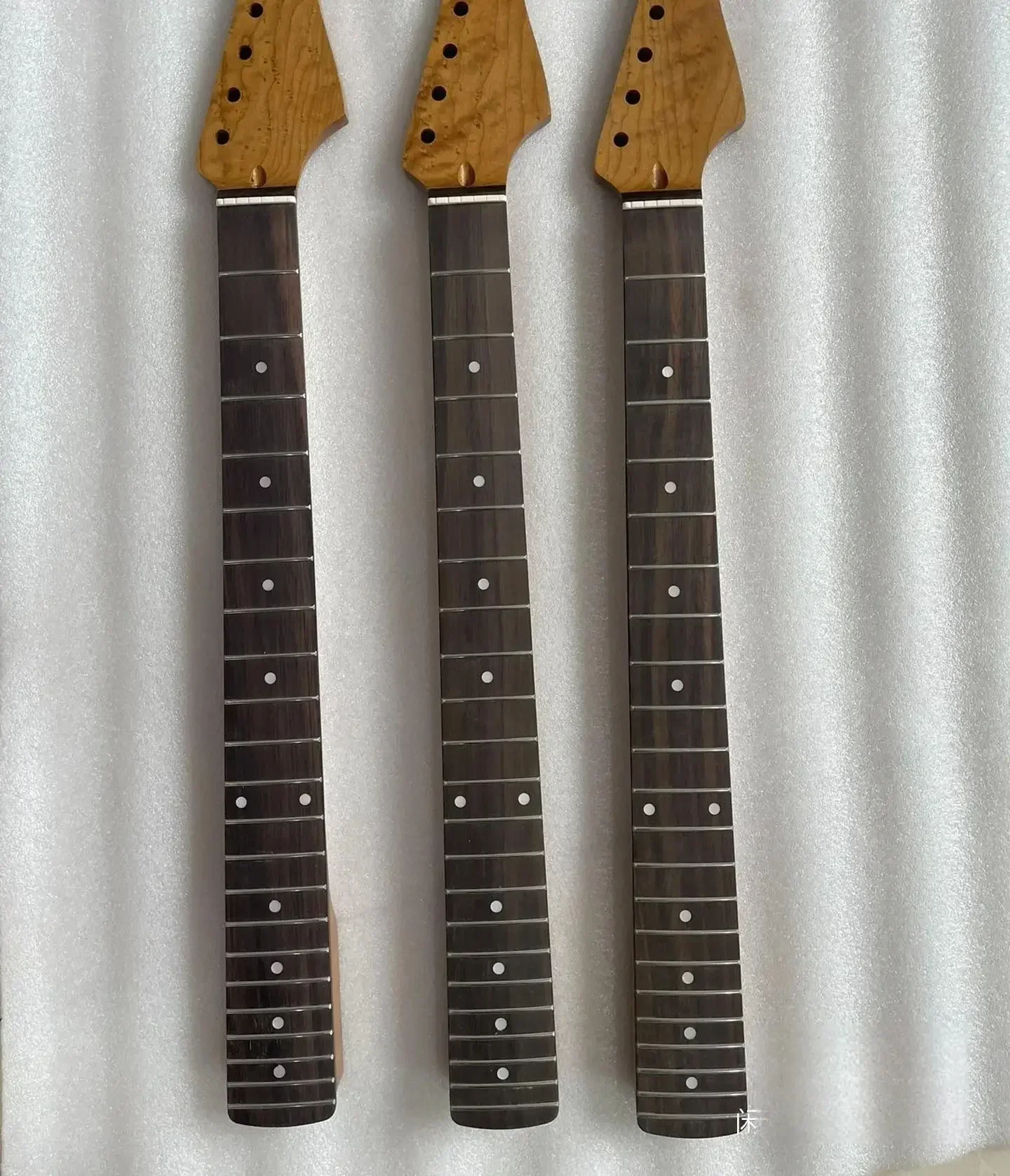 

Bird eyed roasted maple electric guitar neck, printed rose finger board, cow bone string pillow