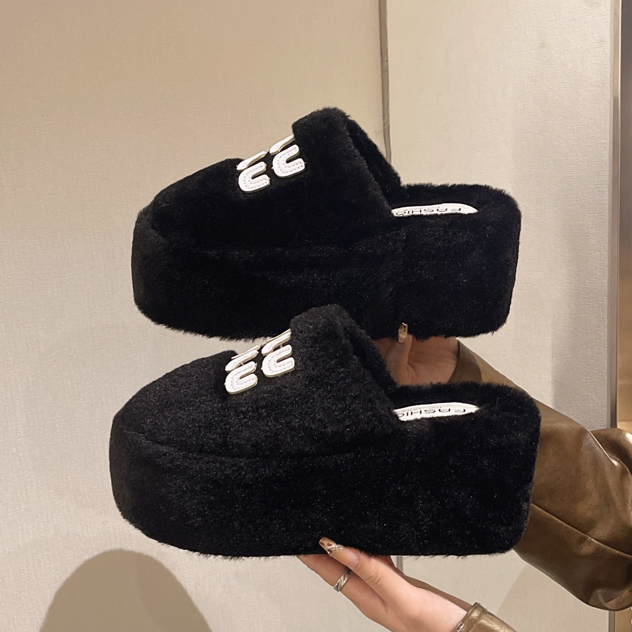 

Волосатые тапочки на толстой подошве для женской уличной одежды осенью и зимой, популярная мода с бархатными носками, полутапочки