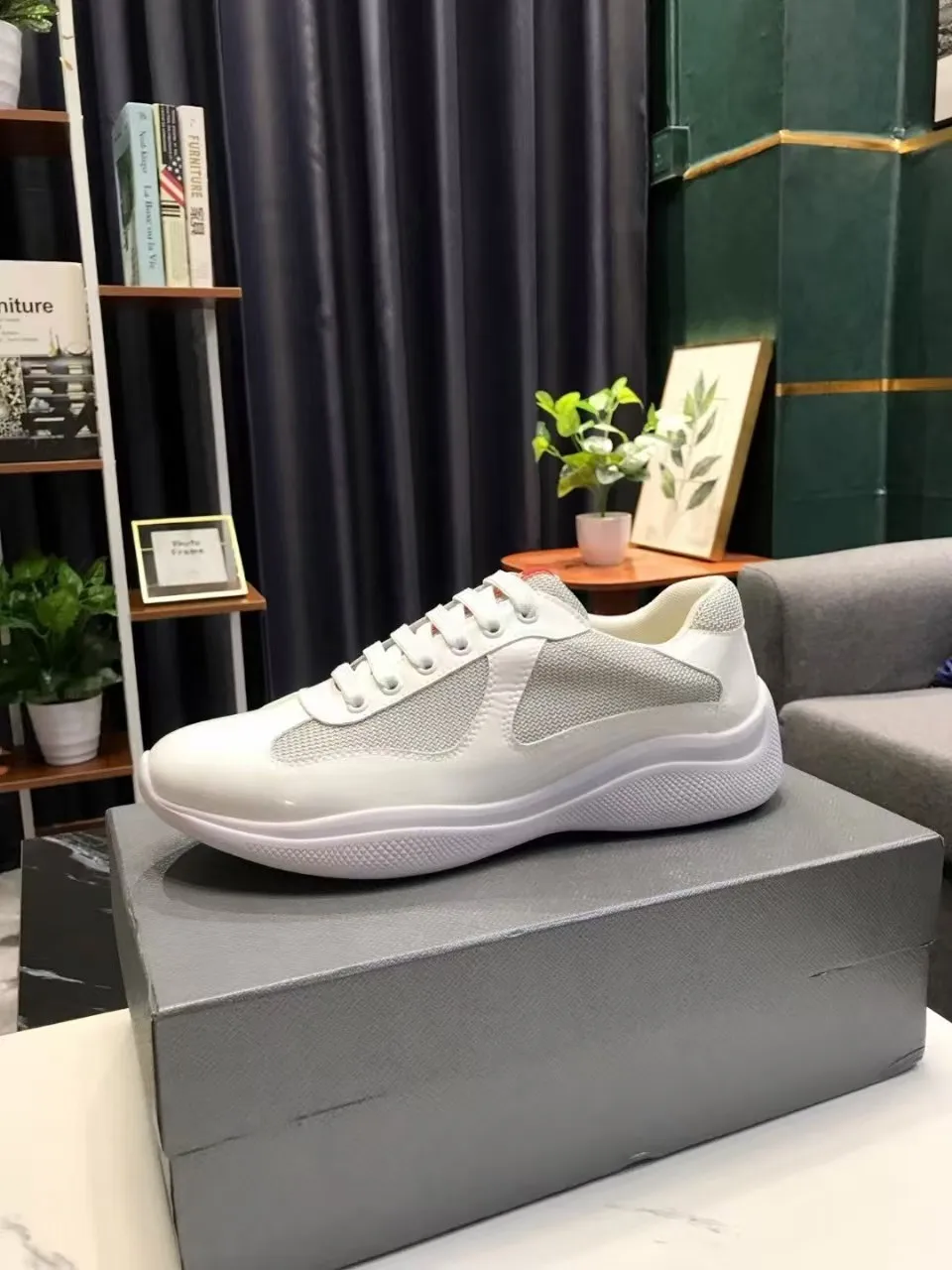 

Designer Style High-End Breathable Casual Sports Shoes with Cow Leather Patent Leather Sole Versatile Space-Up Design