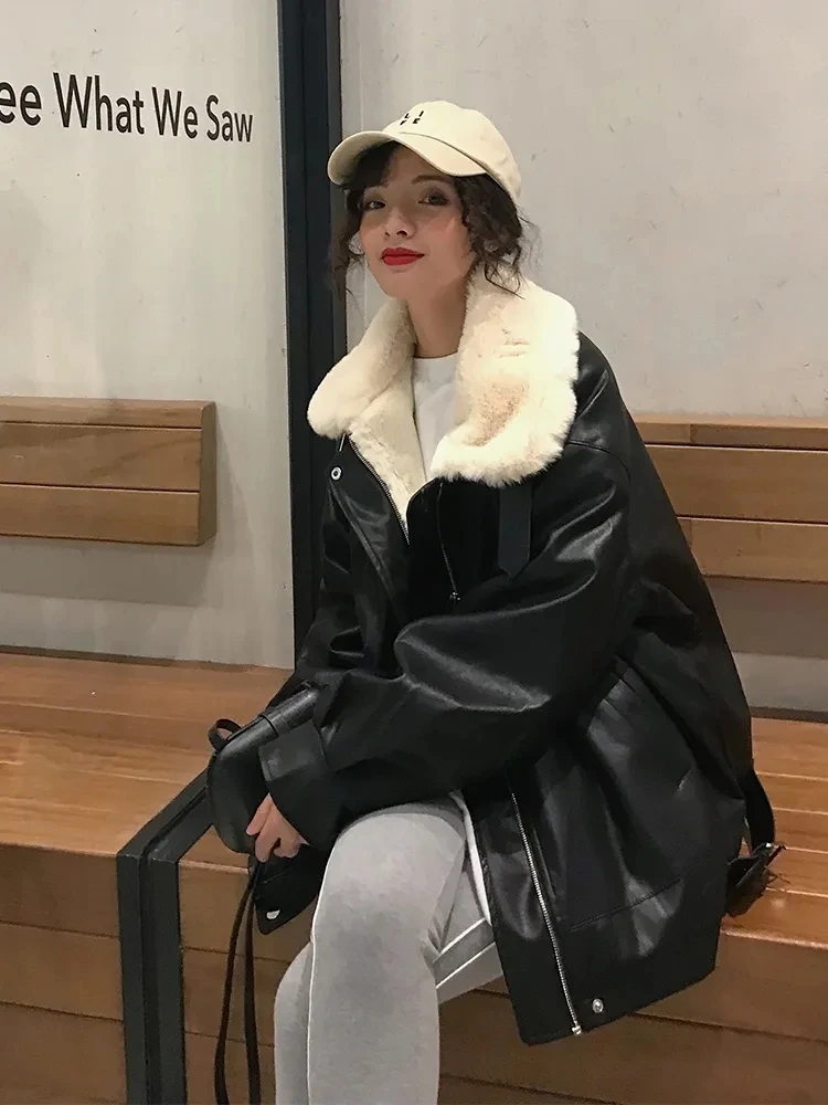 Jaqueta de couro para mulheres com veludo engrossado para outono e inverno nova pele integrada versão coreana solta casual motocicleta