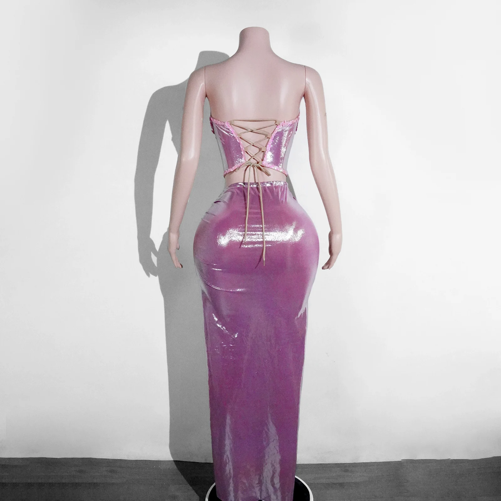 فستان من قطعتين غير متماثل من الماس الوردي اللامع بتصميم GOGO للسيدات مثير بدون حمالات تنورة علوية تناسب أداء الرقص الزي