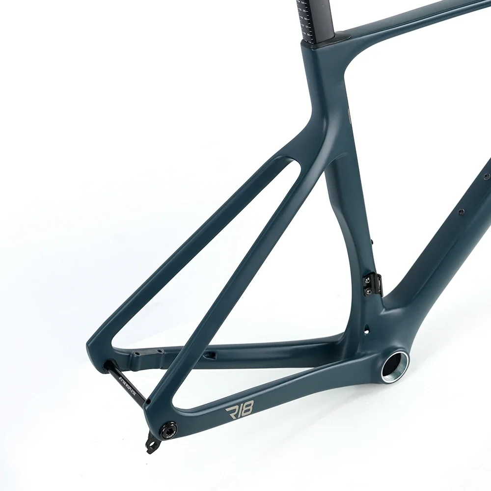 

TWITTER R18 racing road bike (43/46/48/51/54) features a full carbon fiber ultralight frame, disc brakes, and thru-axle drive