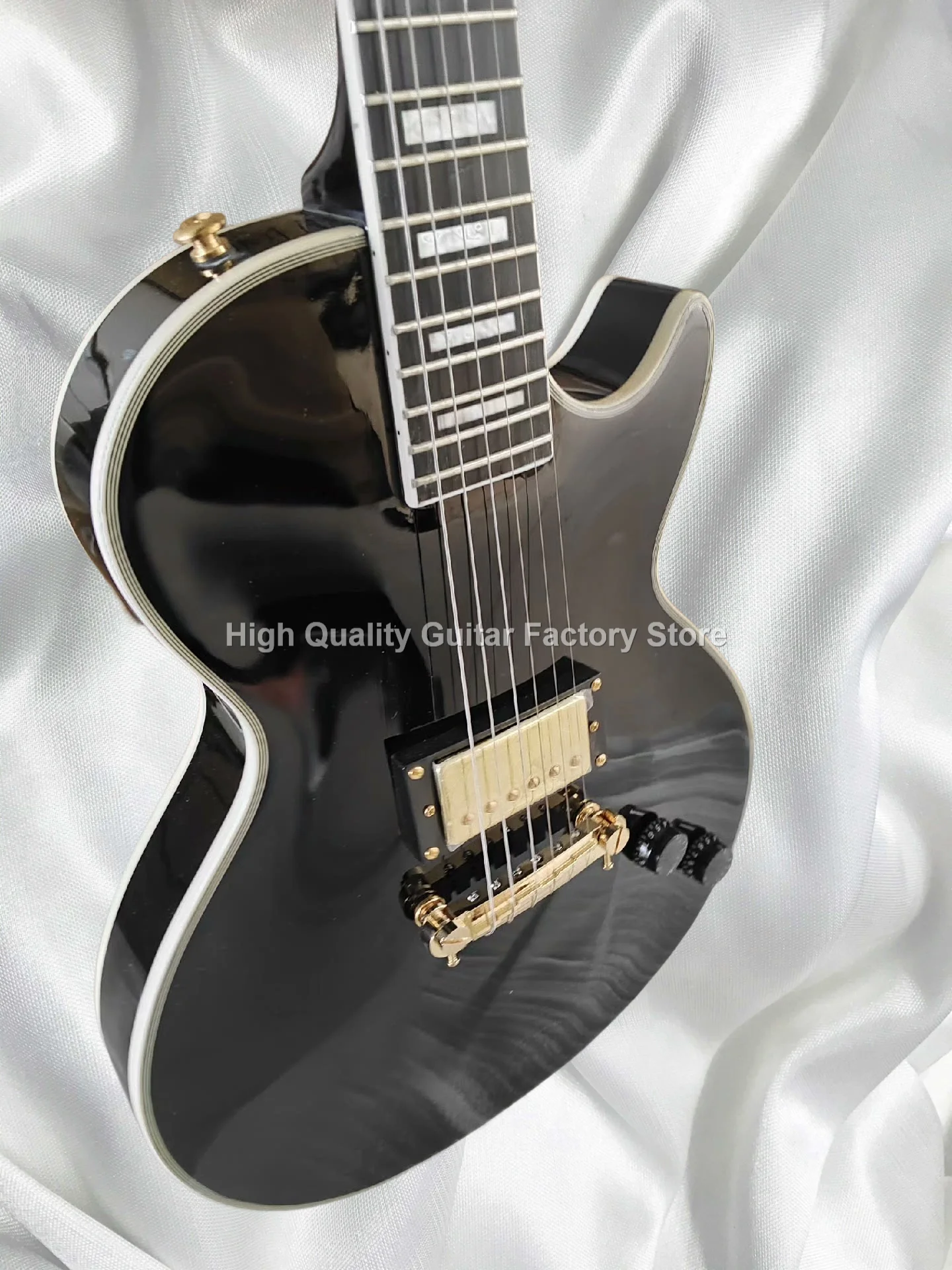 Guitarra de un solo corte: elegante negro brillante, Humbucker dorado, puente y perillas, tonos cálidos
