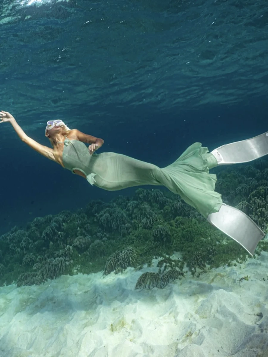 ReddaChic 夏ホルターマーメイドマキシドレス蝶の装飾背中の開いた包帯カットアウト流れるフリル裾ボディコン女性パーティードレス