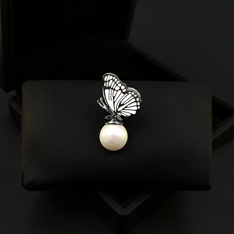 Black and White Three-Dimensional Design Butterfly Brooch Women Luxury Sweater Corsage Suit Coat Ornament Pin Pearl Jewelry 5502