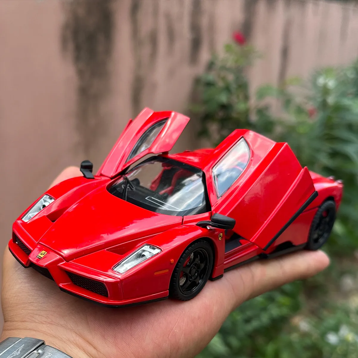 

1:22 Enzo Supercar Simulation Diecast Metal Alloy Model Car Sound Light Pull Back Collection Kids Toy Gift