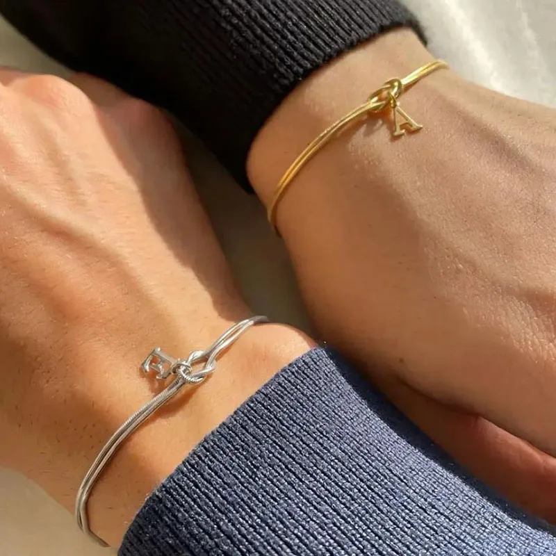 Nowa litera A-Z Love Knot Bransoletki dla kobiet Para Złoty kolor Dainty Snake Chain Charm Bransoletka Biżuteria ze stali nierdzewnej Prezent