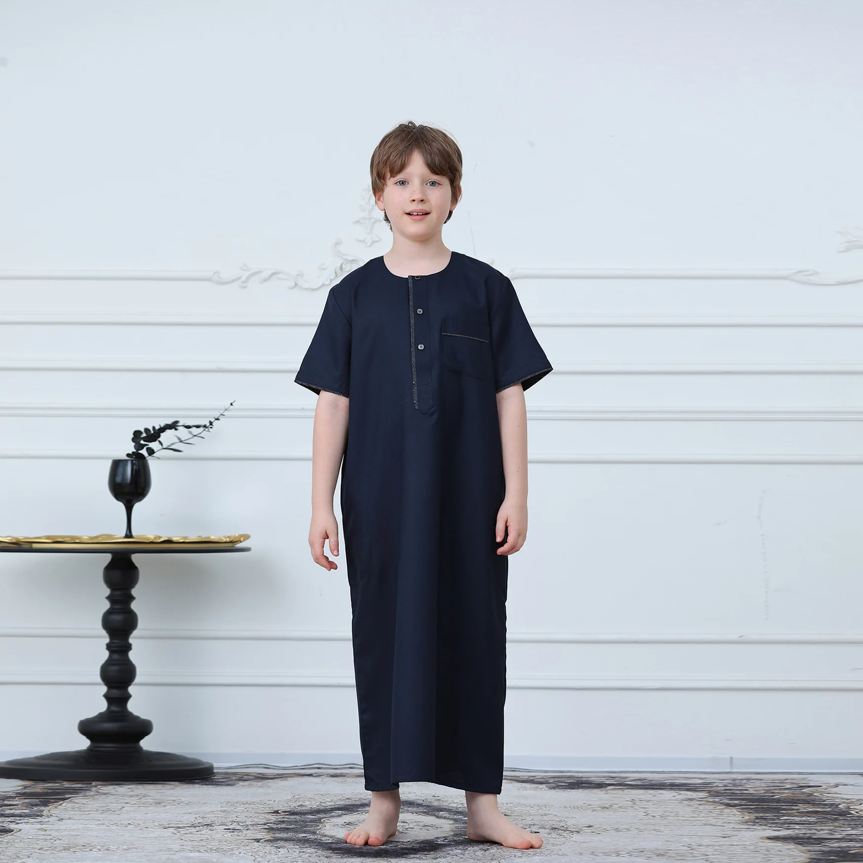 

Boys Short Sleeve Muslim Jubba Thobe Kids Daffah Dishdasha Traditional Islamic Robe Casual Homewear Middle Eastern Prayer Outfit