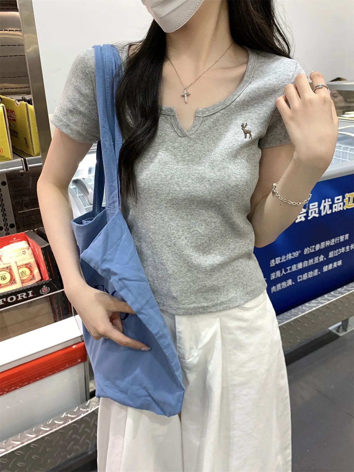 Damen T-Shirt Neues Sommer-Modell mit halb offenem Kragen, Stickerei-Design, Kurzarm-T-Shirt für Mädchen, Studentinnen, lässiges, schmal geschnittenes Oberteil. – Detail 14