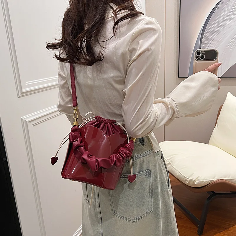 New Western Trendy Bucket Bag Retro Petal Shaped Crossbody Bag Fashion Personalized Lacquer Leather PU Minimalist Handheld Bag