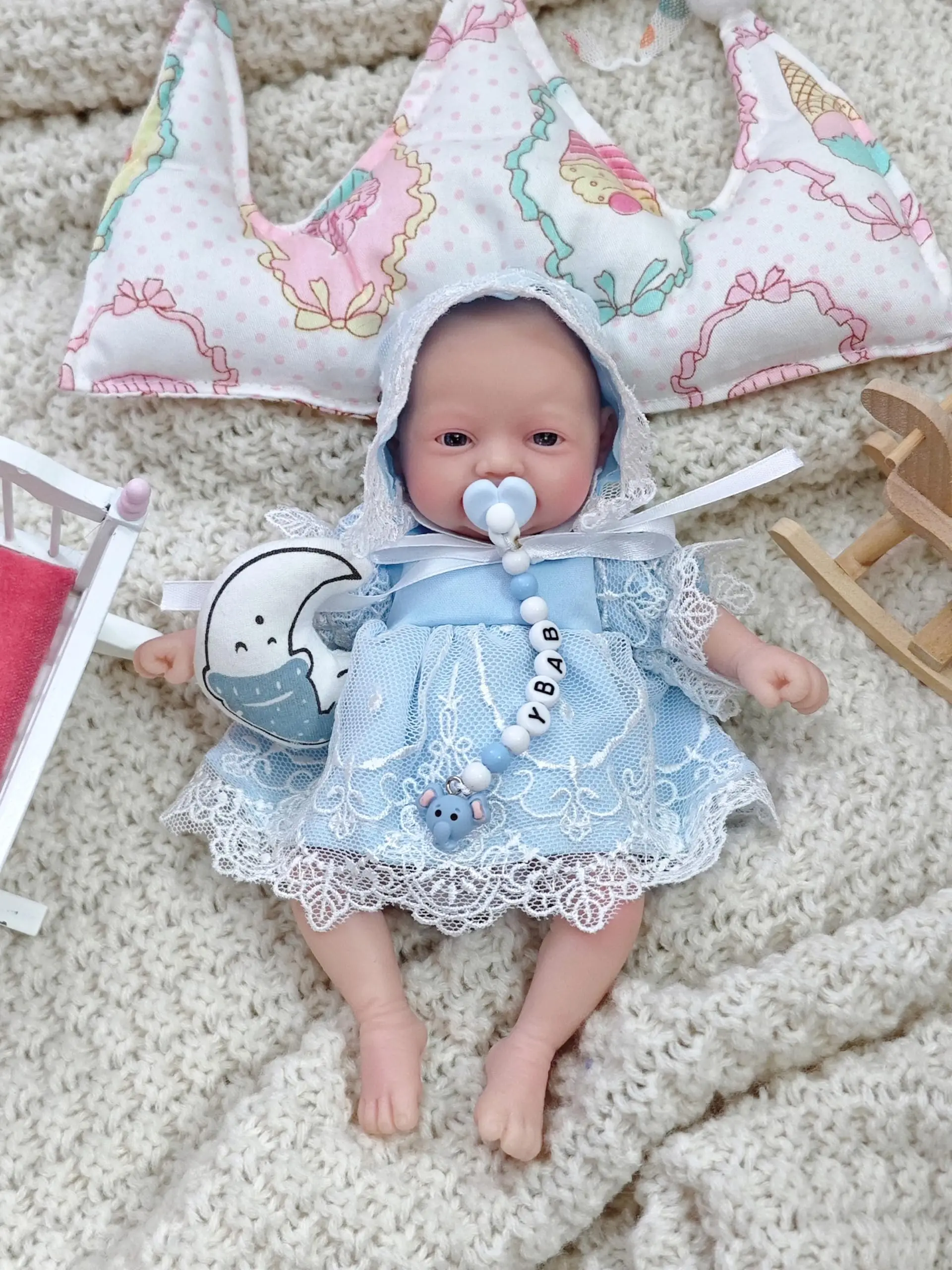 7" Realistische Miniatur-Babypuppe aus Vollsilikon mit offenen Augen, inklusive Zubehör für Sammler und als Geschenk. – Detail 2