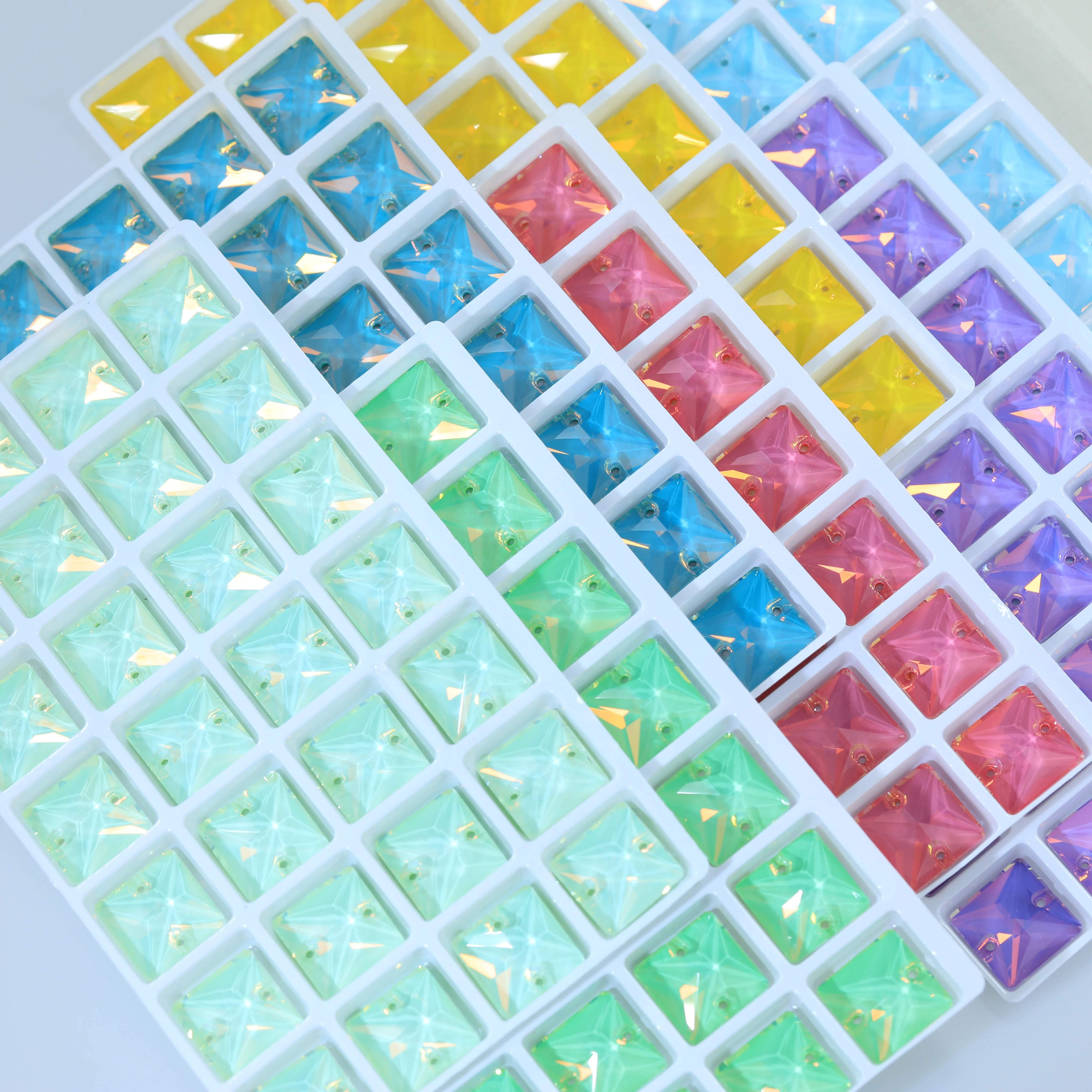 Quadratische aufnähbare Strasssteine AB K9 Glaskristall Strass für Hochzeitskleider, Schuhe, Kleidungsstücke, Taschen, DIY-Bastelarbeiten, Kleidungsdekoration, Großhandel – Detail 2