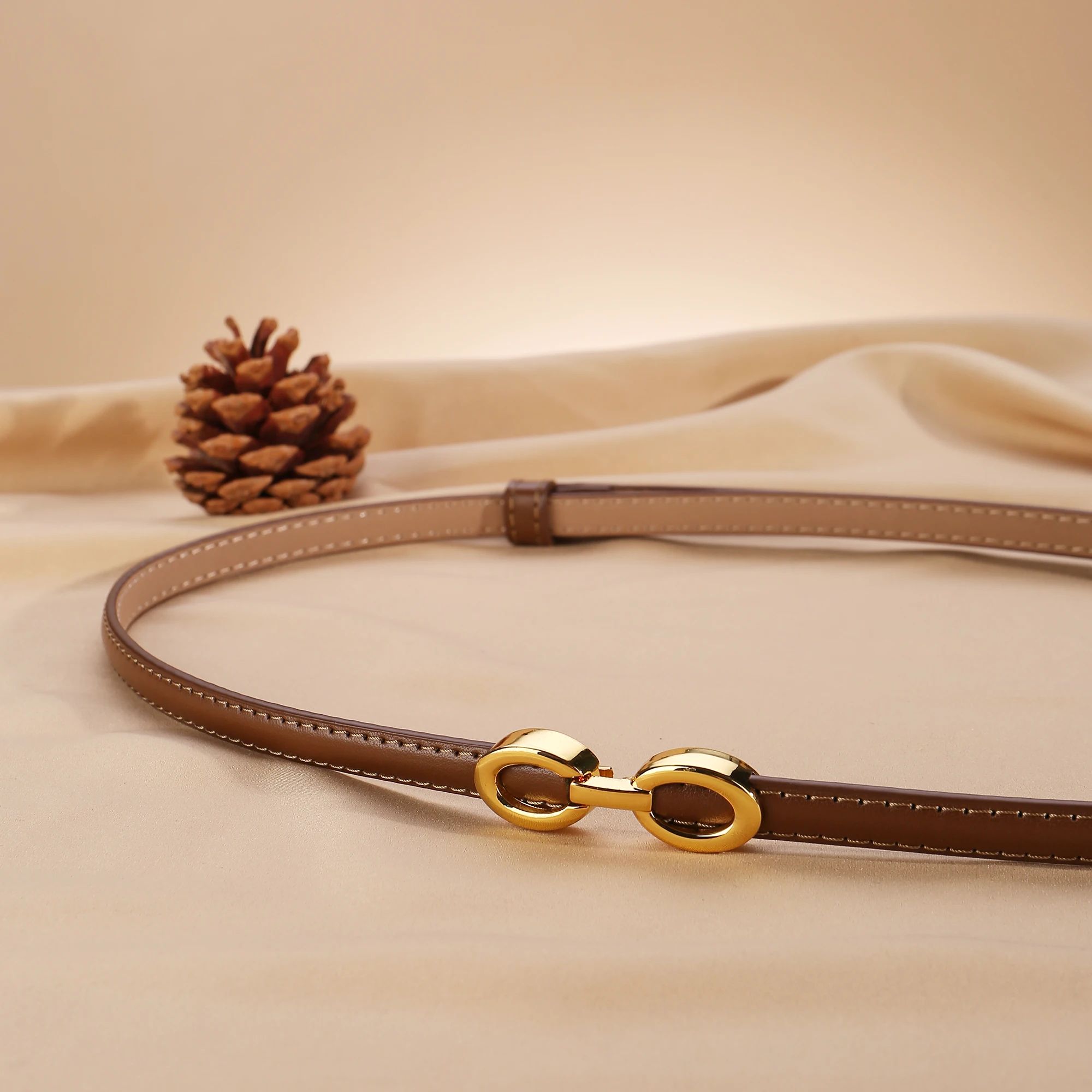 Cinturón ajustado de cuero para mujer, cinturón fino ajustable para vestido, pretina para mujer con hebilla dorada