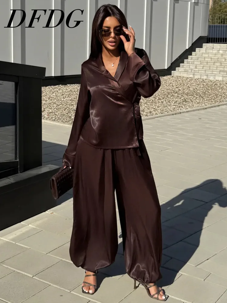 

Женский комплект DFDG: атласный топ с V-образным вырезом и широкие брюки для весны/лета, повседневный, для отпуска и свиданий, модный женственный комплект 2026 года