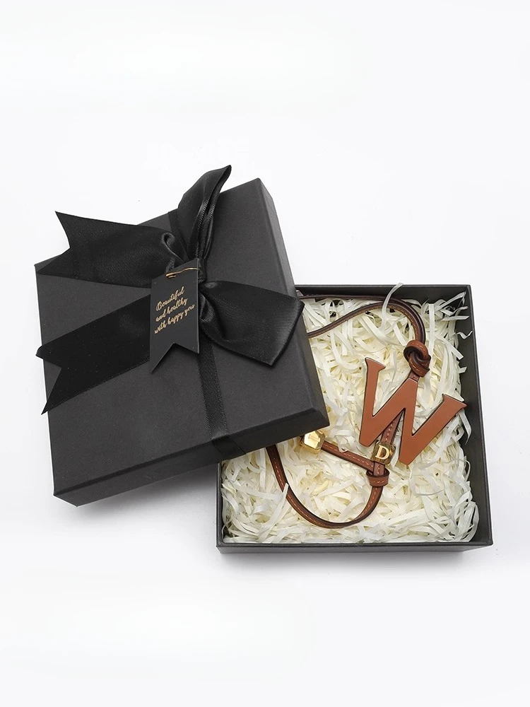 

2025 Fashion Light Luxury Style Advanced Luggage Accessories Keychain Metal Leather Fashion Trend Car Keychain Creativity