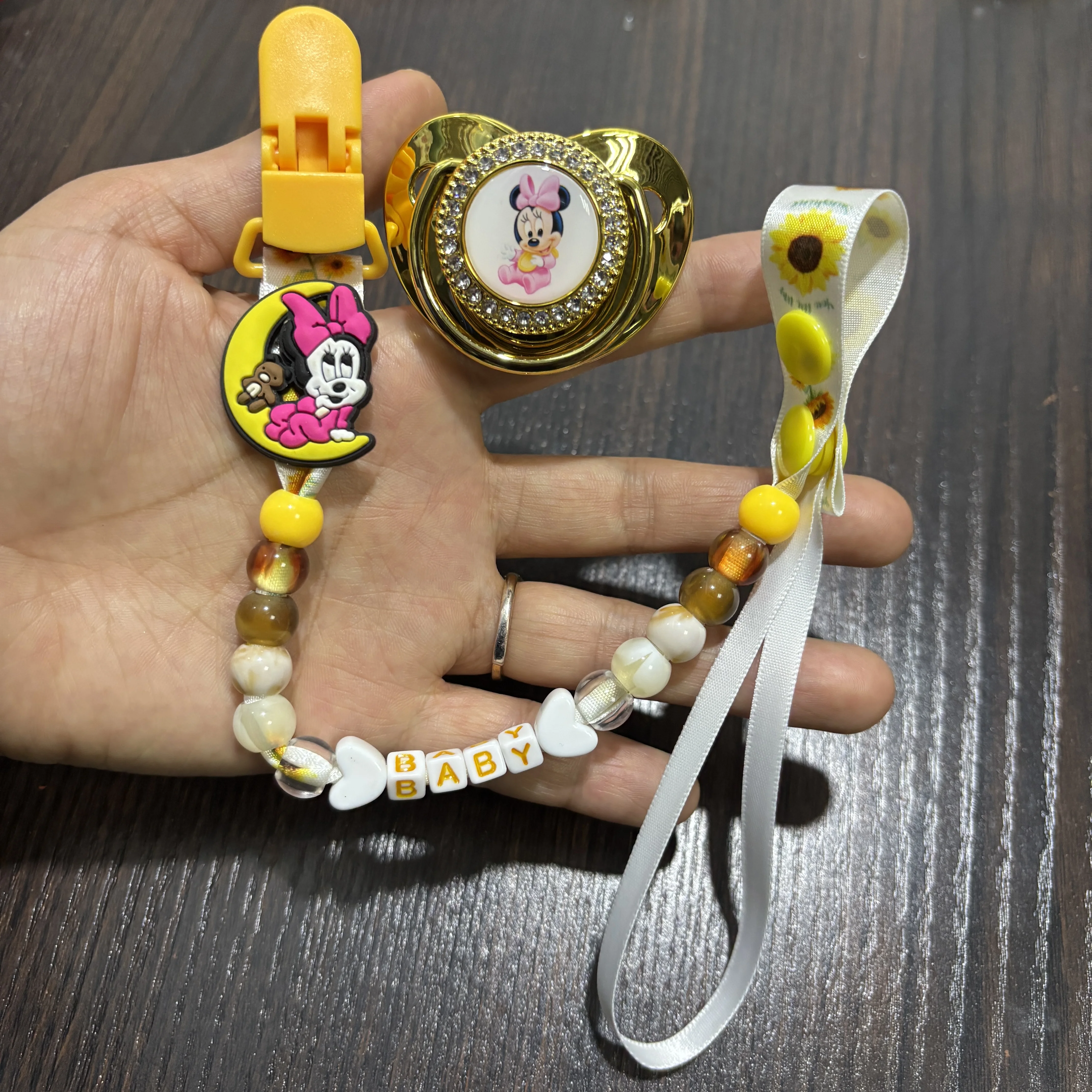 

Shiny baby pacifier & pacifier chain clip unique design A baby feeding gift helps baby chew nipple to soothe their emotions