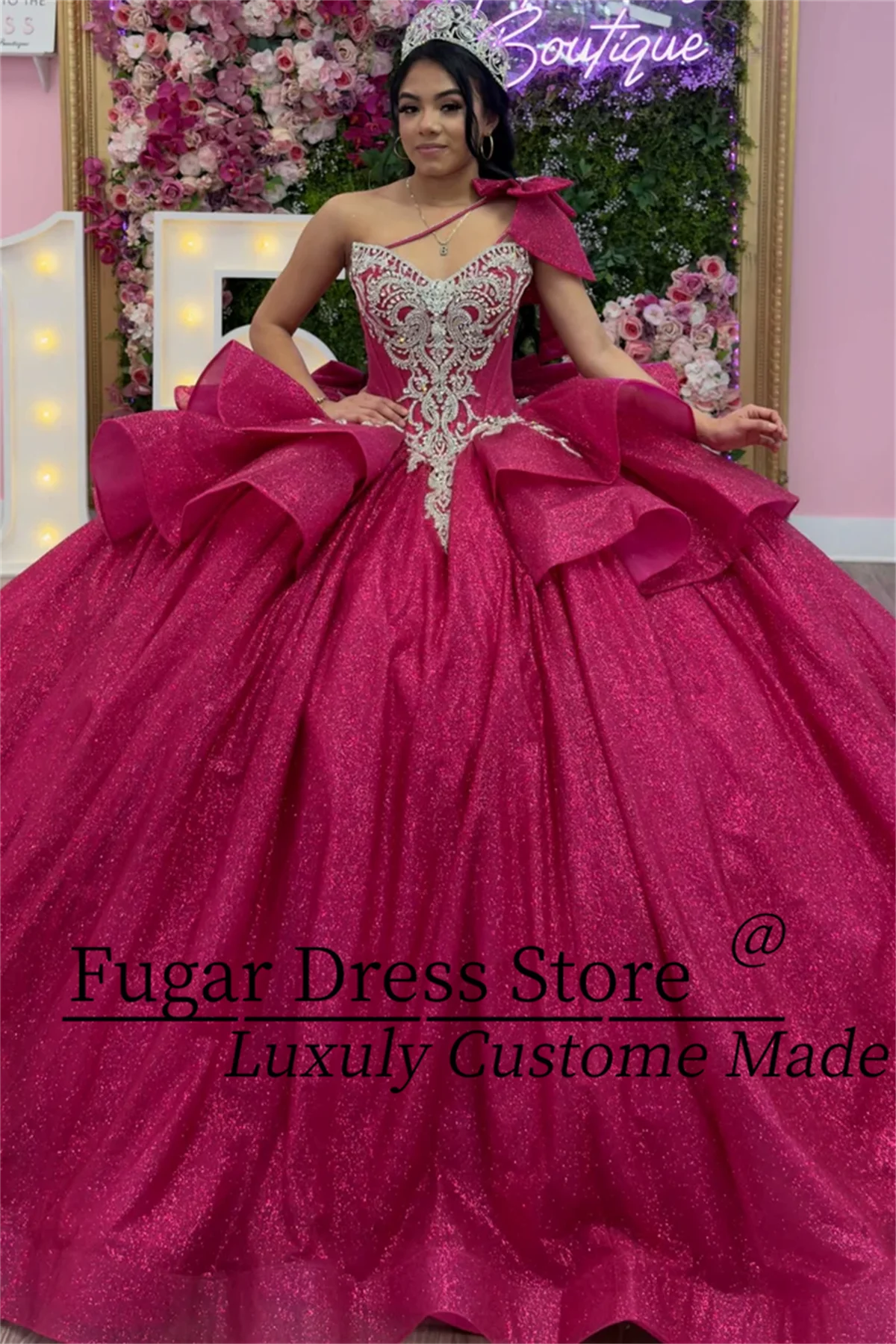 Vestido de Quinceañera Personalizado Color Fucsia con Lentejuelas, Un Hombro Descubierto, Sin Mangas, Apliques de Cuentas, Lazo, Vestido de Cumpleaños, Vestidos de 15 Años