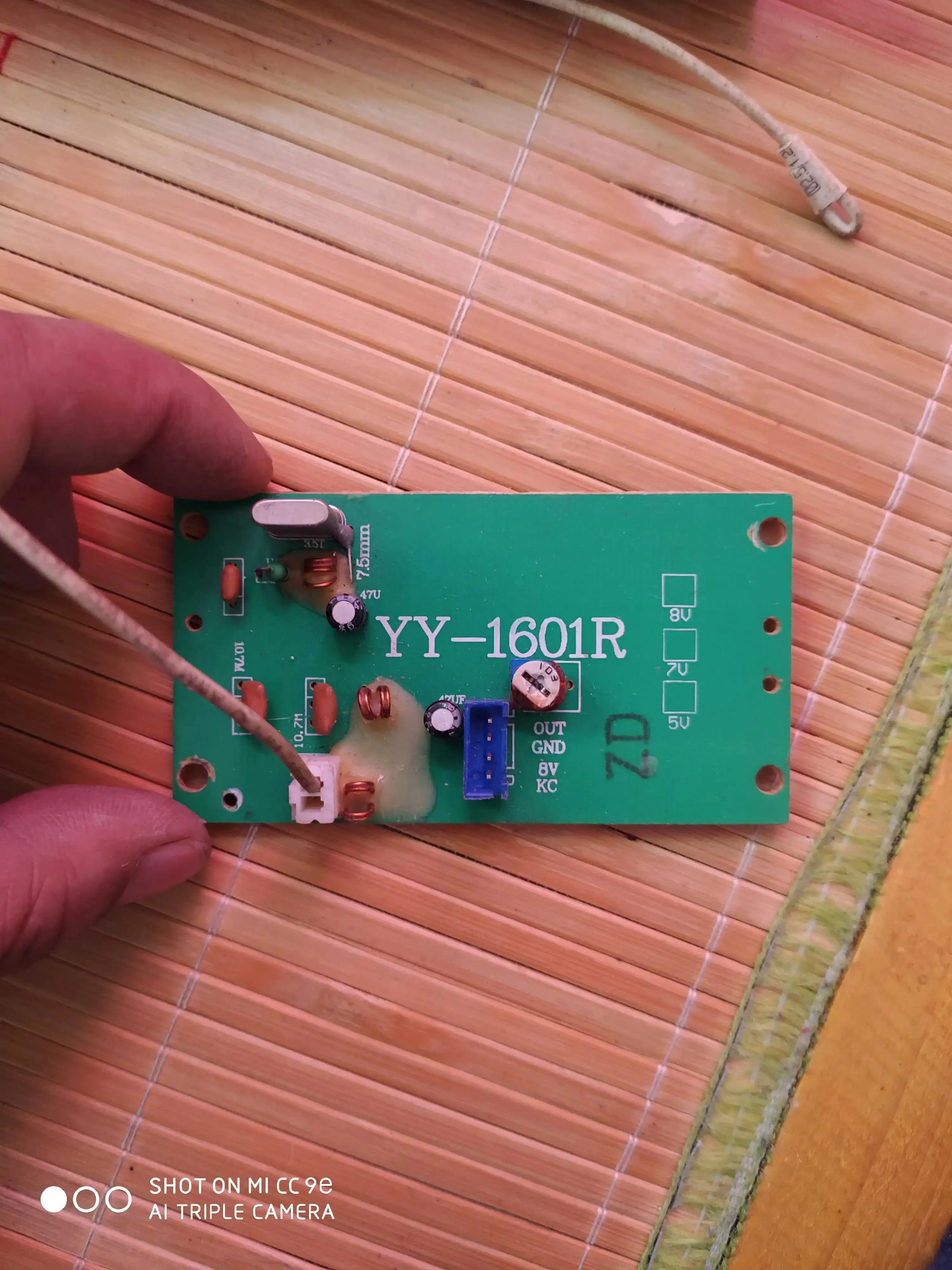 Placa de micrófono inalámbrico, receptor de Audio con batería, fuente de alimentación de 256,1 MHz y 8V