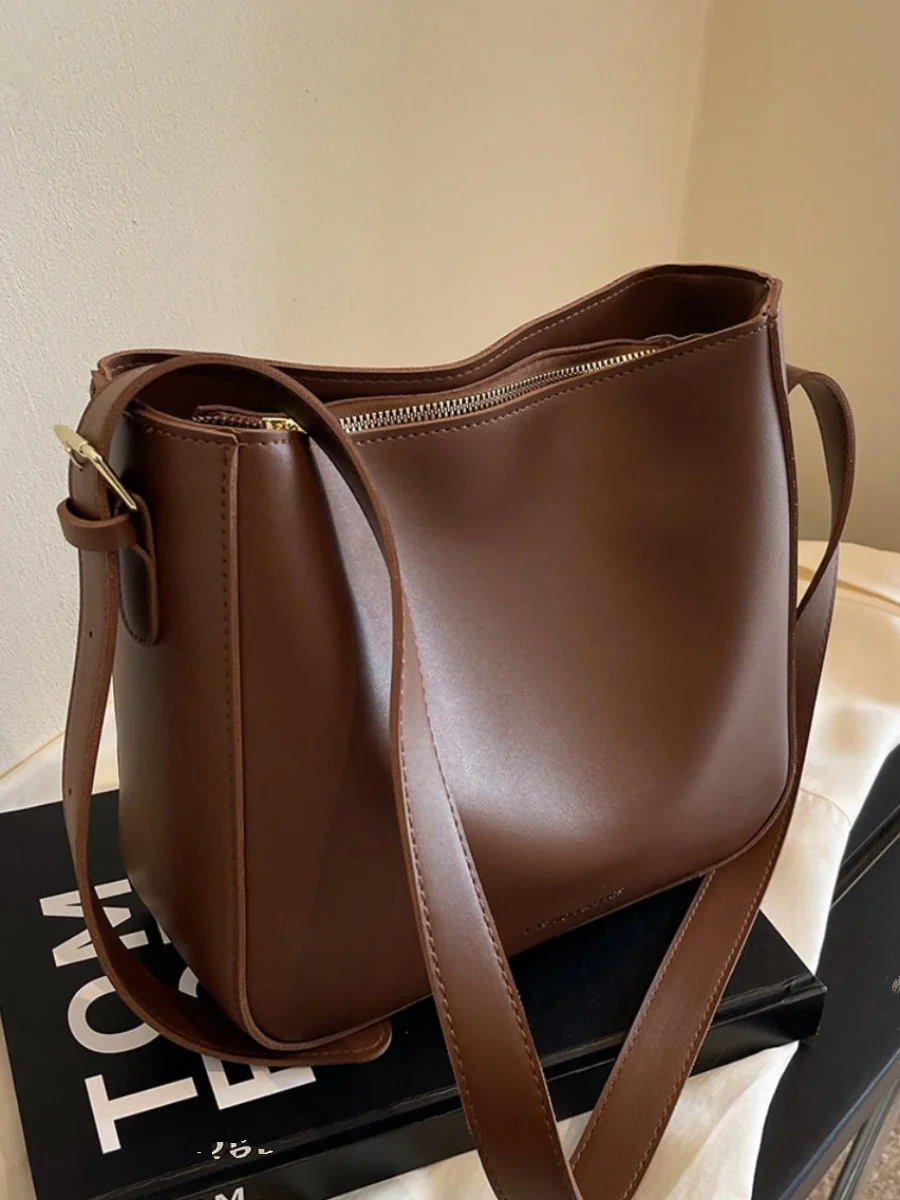 Retro Casual Shoulder Bag for Women\'s 2024 New Fashion Large Capacity Bucket Handbags Versatile Commuter Crossbody Bag