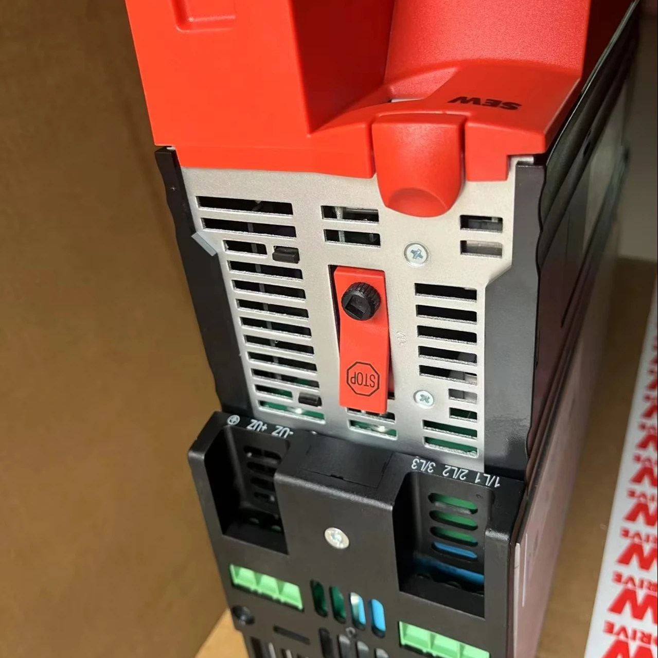 

MC07B0022-5A3-4-00 Преобразователь привода с переменной частотой 3-фазное управление двигателем Высокая мощность Трехфазный