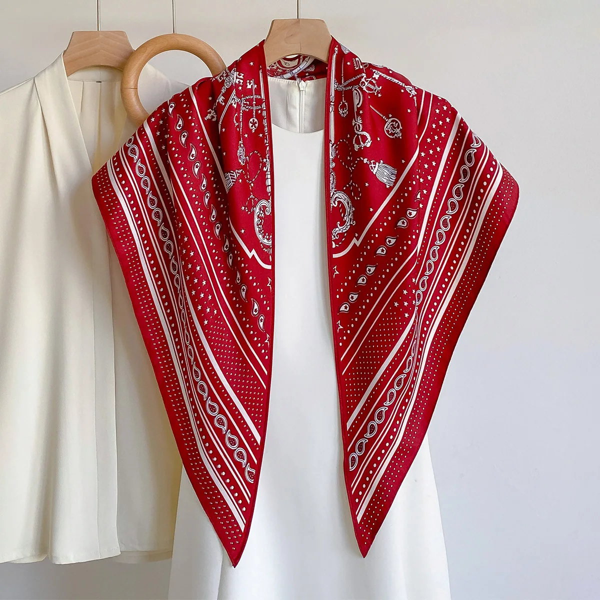 Luxuriöser quadratischer Schal für Damen, Seidenimitat, Halstuch, Hijab, Frühling, weicher Satin-Schal, Bandanas, eleganter bedruckter Schal, Wickeltücher