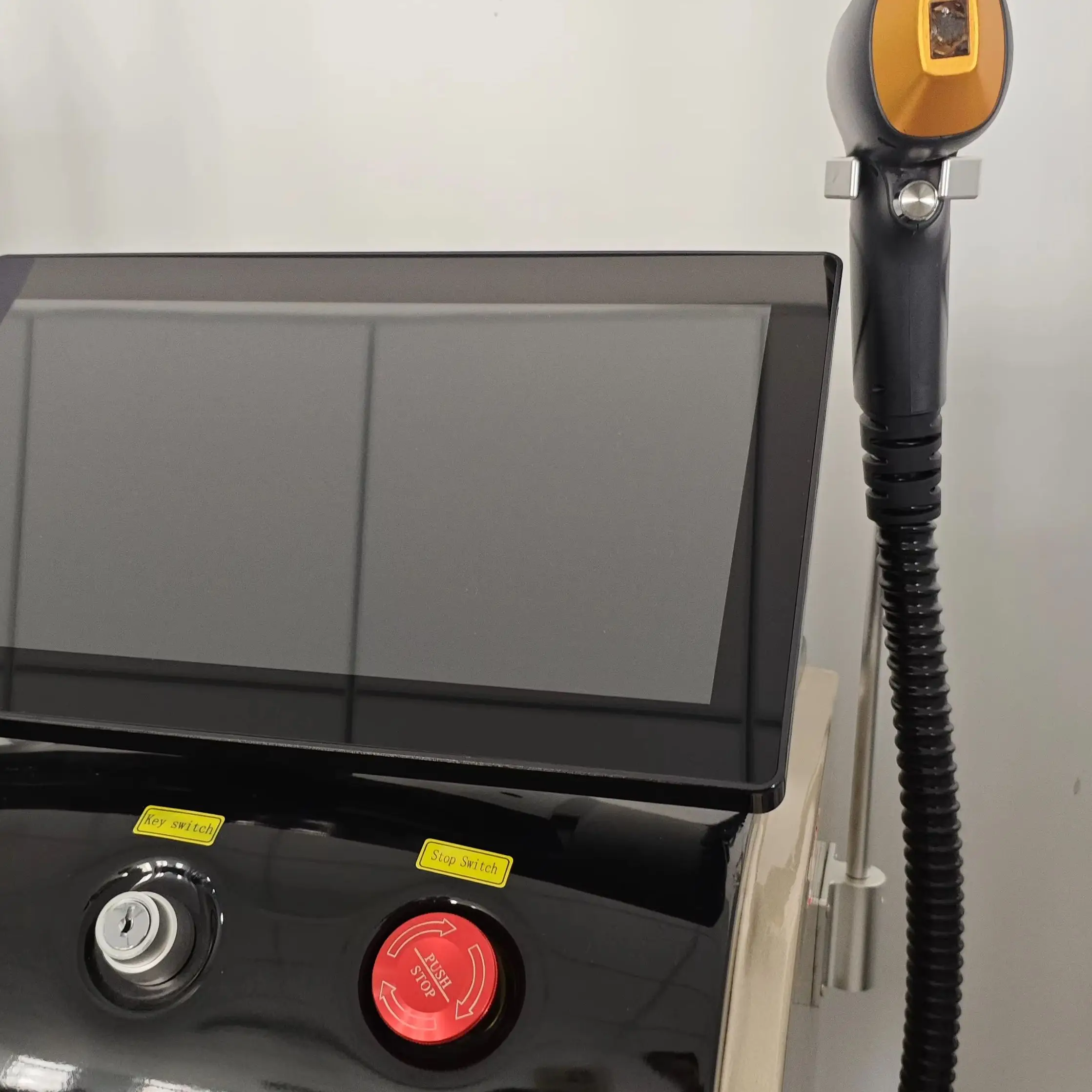 

Лазерный аппарат 2-в-1 Soprano Titanium Ice Platinum Diode 755 808 1064 нм с 3 длинами волн и ND:YAG лазером для безболезненного удаления волос