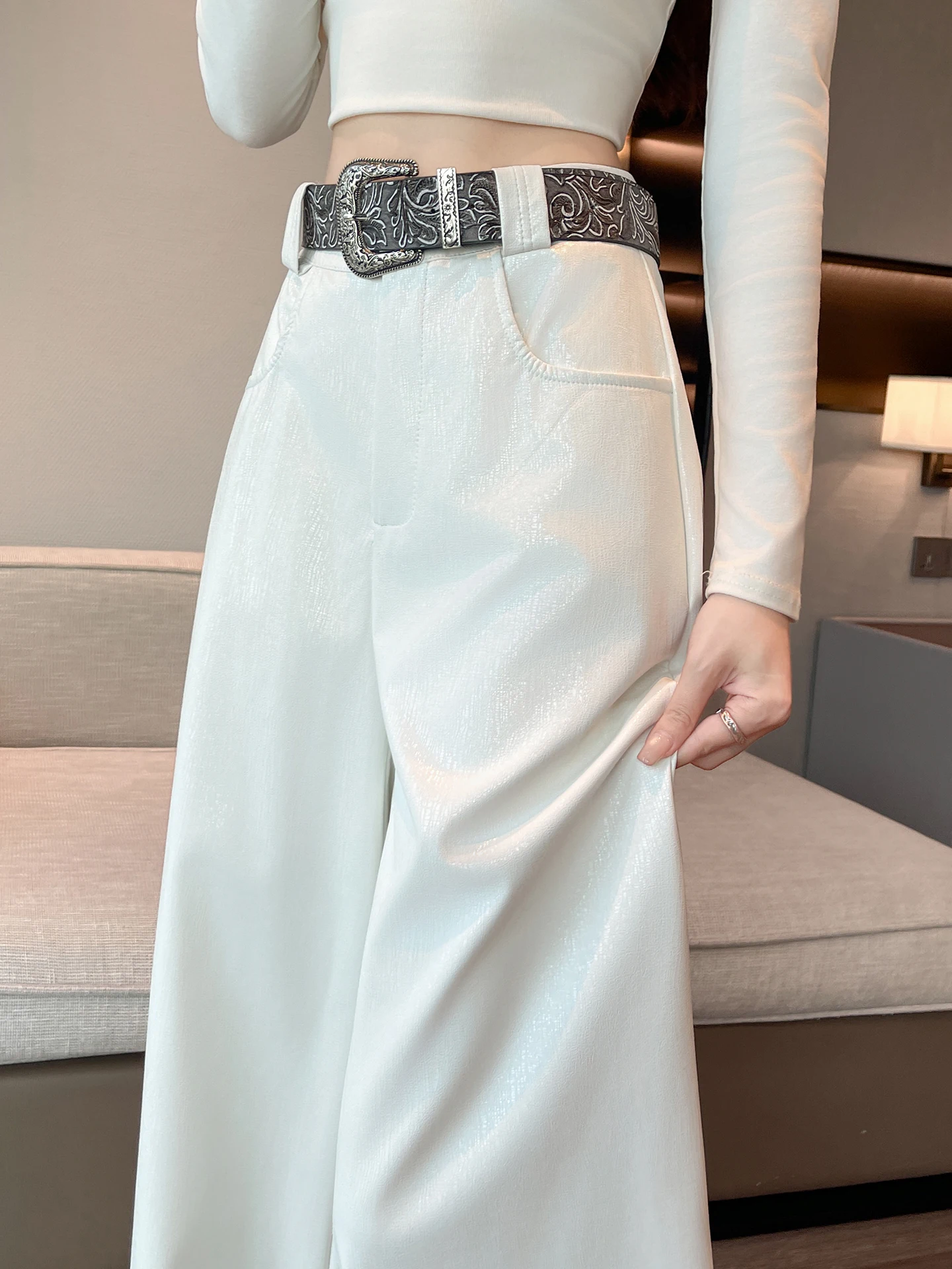 

Американские уличные брюки из искусственной кожи с высокой талией, прямые, широкие штанины, женские, белые, повседневные, весна 2026