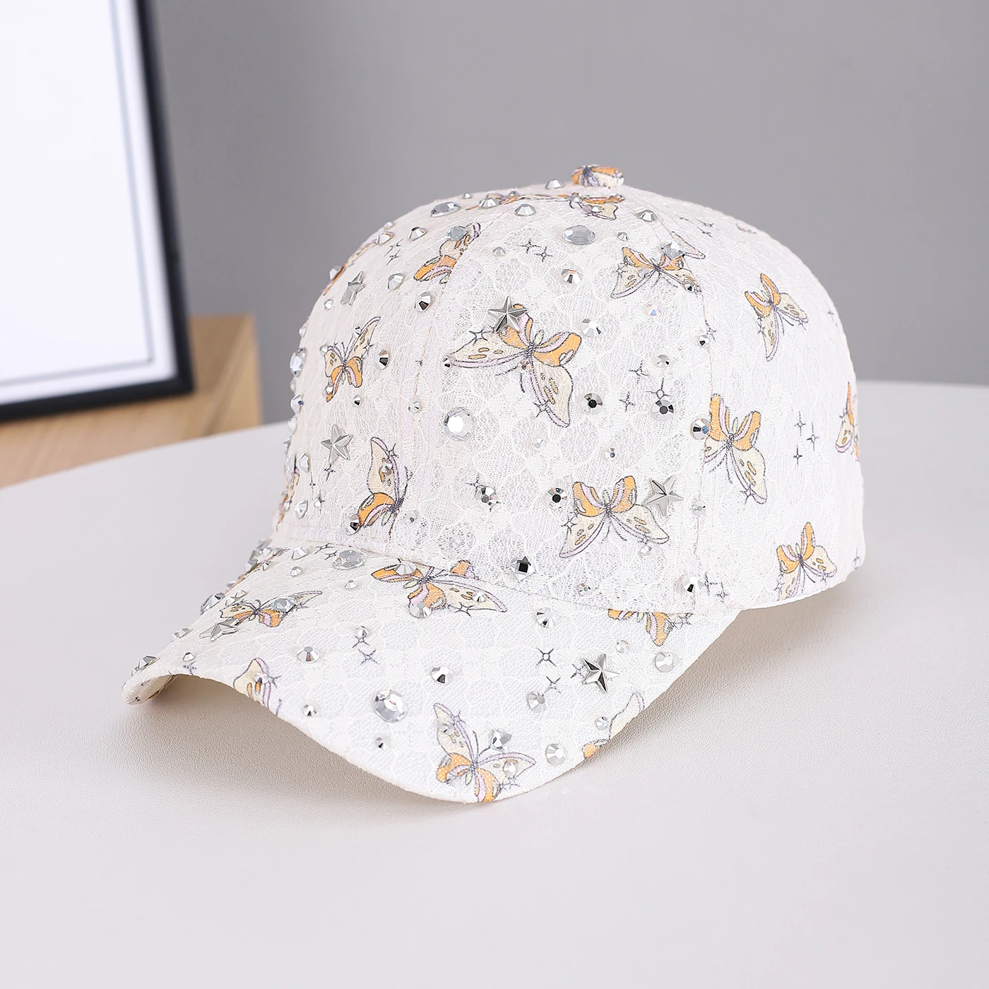 Fresh country style baseball cap with watercolor butterflies and gemstone decorations. Suitable for summer outdoor strolls.