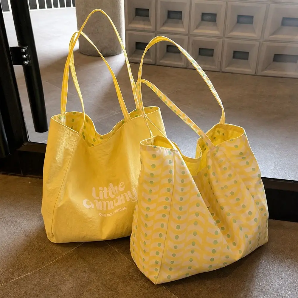 Modische Tragetasche mit Polka-Dot-Muster, leichte Handtasche mit großem Fassungsvermögen, beidseitig verwendbare, weiche Schultertasche zum Einkaufen. – Detail 2