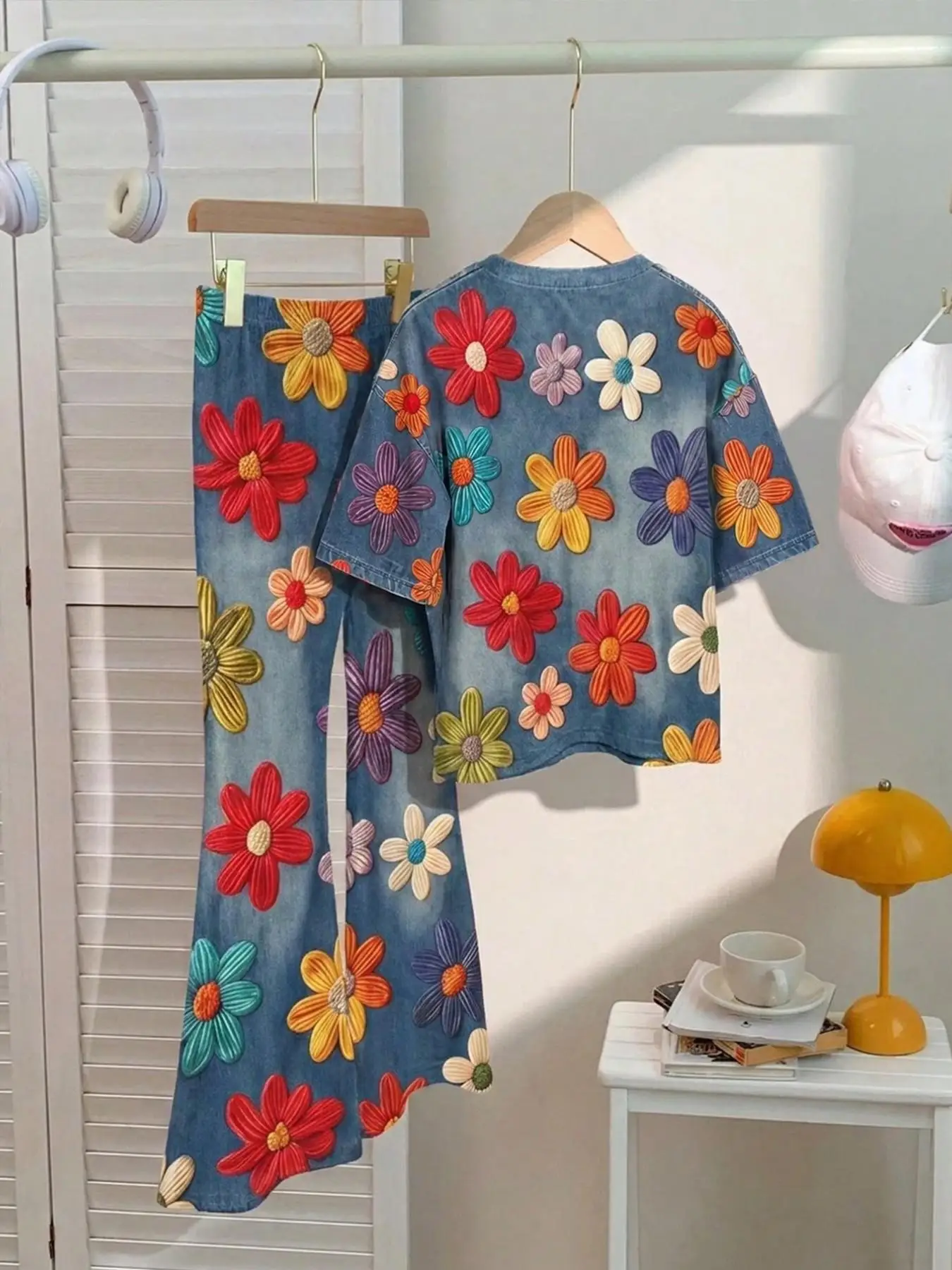 Girls' Summer and Autumn Casual Outfit Set in Various Colors with Floral Print Short Sleeves + Flared Pants Two-Piece Set, Children's Printed Outfit Suitable for Girls Aged 4-12, Versatile Clothing for Going Out