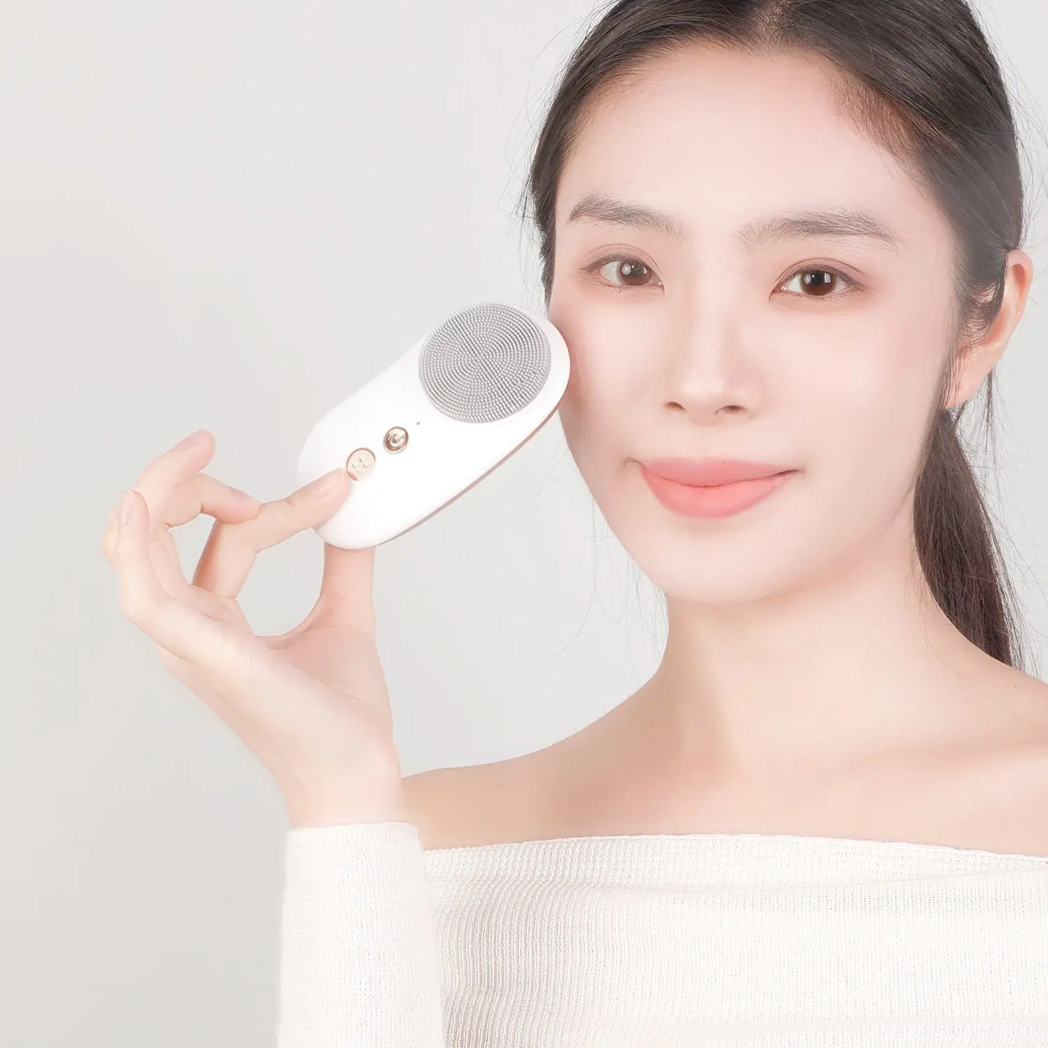 

New Heat Vibration Massage Silicone Electric Facial Pores Cleansing Brush