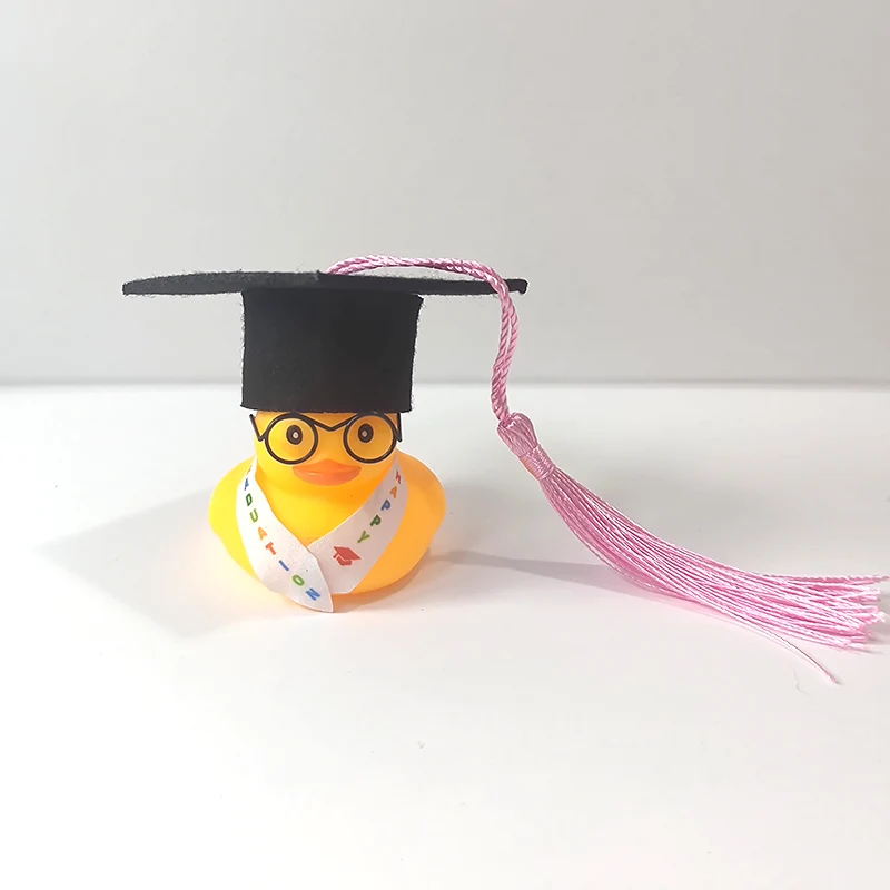 Graduation Duckling Dekoracje na deskę rozdzielczą samochodu z kapeluszem z okazji ukończenia szkoły i muszką Gumowe ozdoby samochodowe z kaczką dla